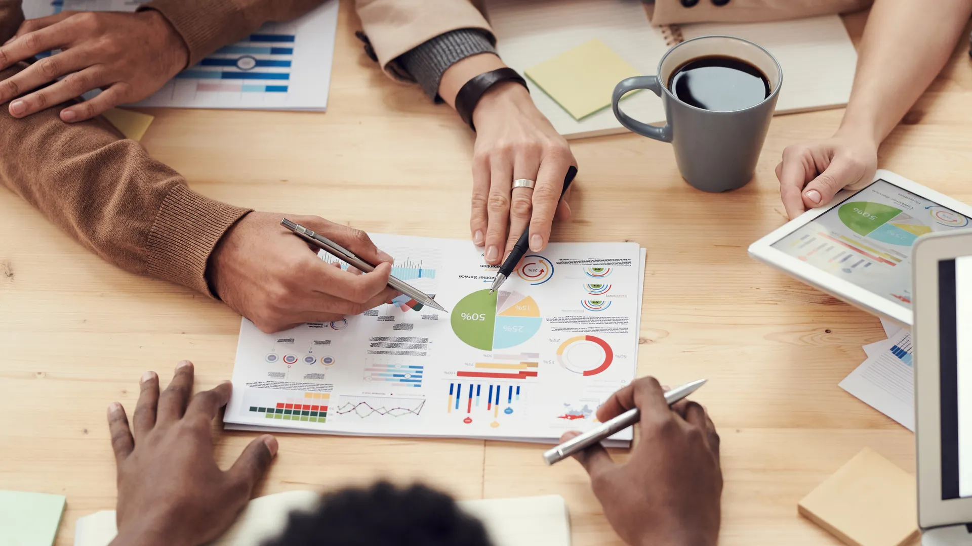 Equipo corporativo en reunión de finanzas empresariales